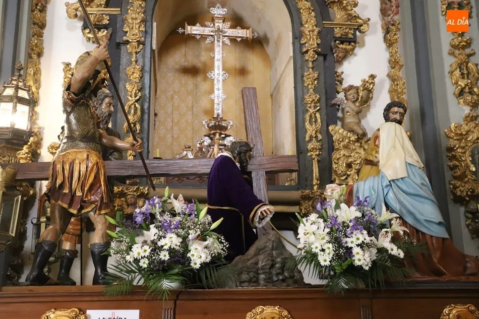 Foto 3 - Nueva jornada de la exposici&oacute;n de pasos procesionales en la iglesia de la Vera Cruz