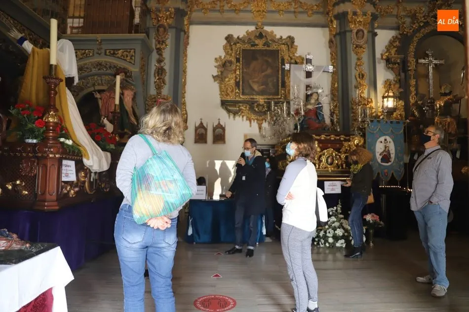 Foto 2 - Nueva jornada de la exposici&oacute;n de pasos procesionales en la iglesia de la Vera Cruz