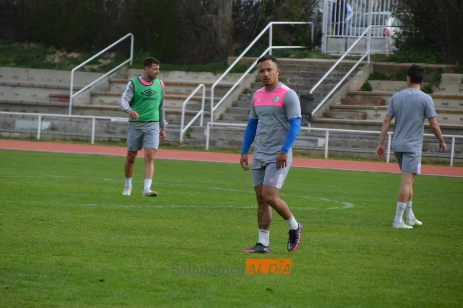 Foto 11 - M&aacute;s problemas en el Salamanca UDS: Javi Navas y Juancho se retiran del entrenamiento con molestias