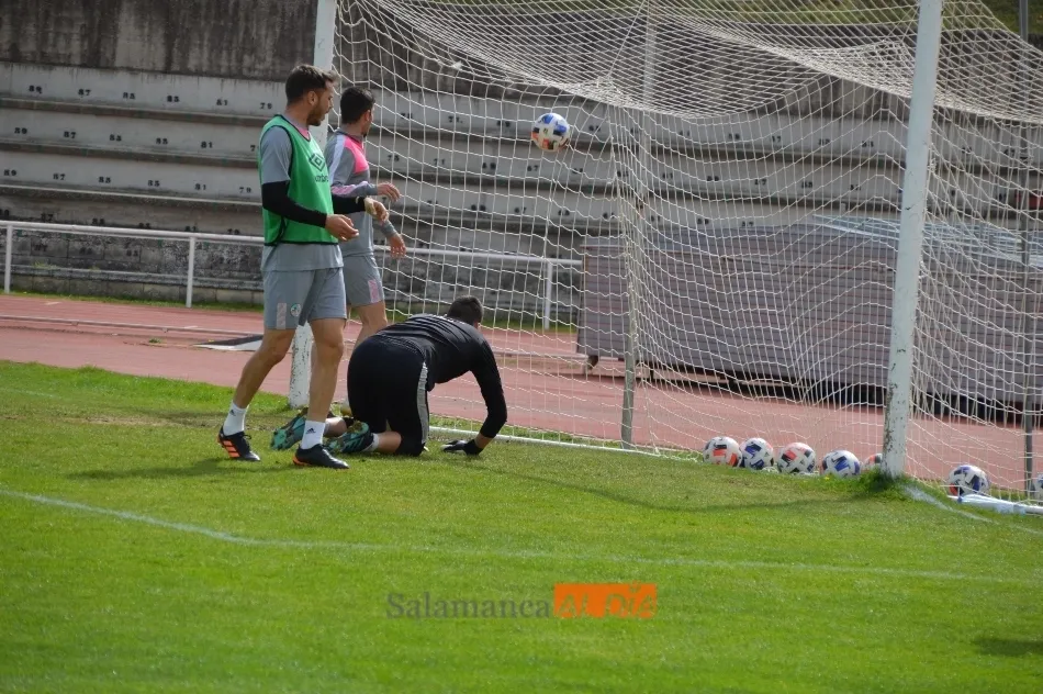 Foto 9 - M&aacute;s problemas en el Salamanca UDS: Javi Navas y Juancho se retiran del entrenamiento con molestias