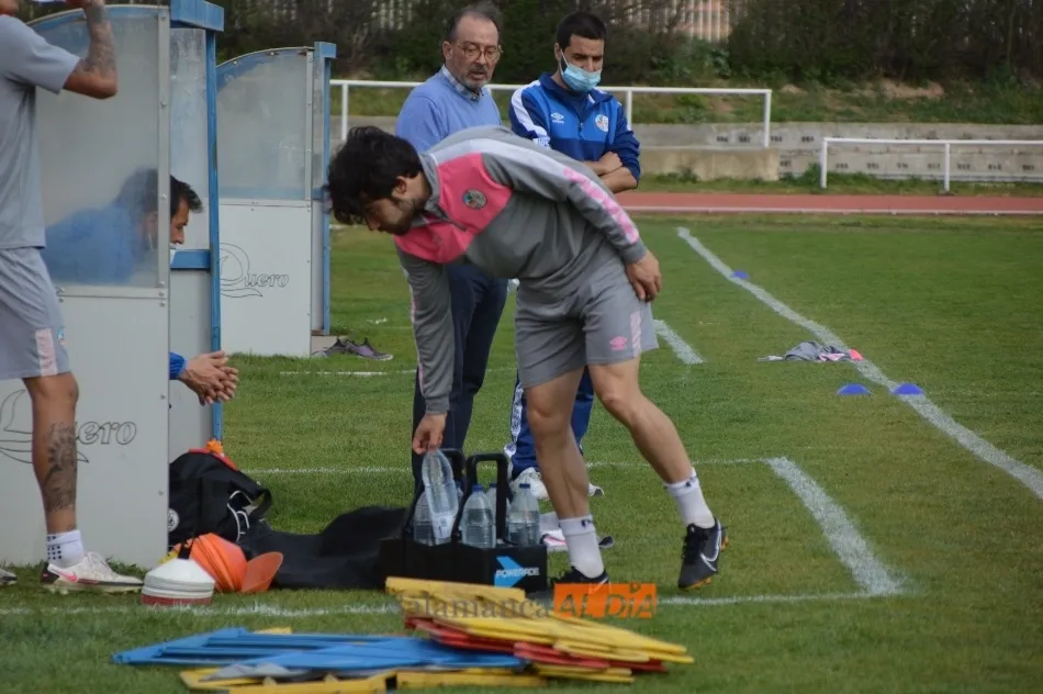 Foto 8 - M&aacute;s problemas en el Salamanca UDS: Javi Navas y Juancho se retiran del entrenamiento con molestias