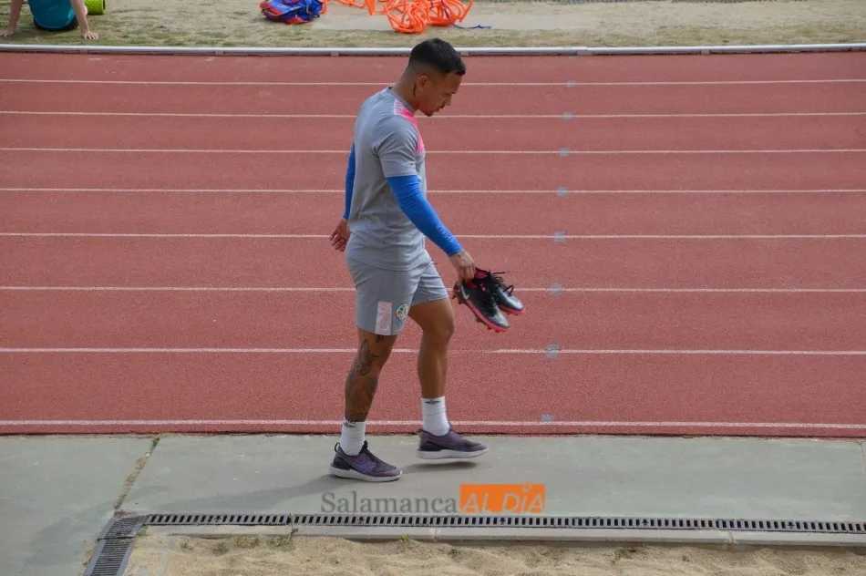 Foto 5 - M&aacute;s problemas en el Salamanca UDS: Javi Navas y Juancho se retiran del entrenamiento con molestias