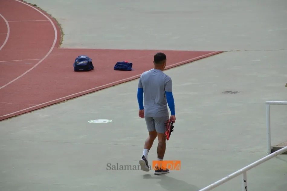 Foto 3 - M&aacute;s problemas en el Salamanca UDS: Javi Navas y Juancho se retiran del entrenamiento con molestias