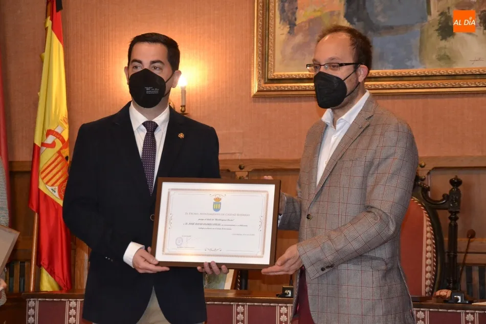 Foto 11 - Jos&eacute; David Flores F&eacute;lix y Jaime Bajo da Costa reciben su t&iacute;tulo de &lsquo;Mirobrigenses Ilustres&rsquo;  