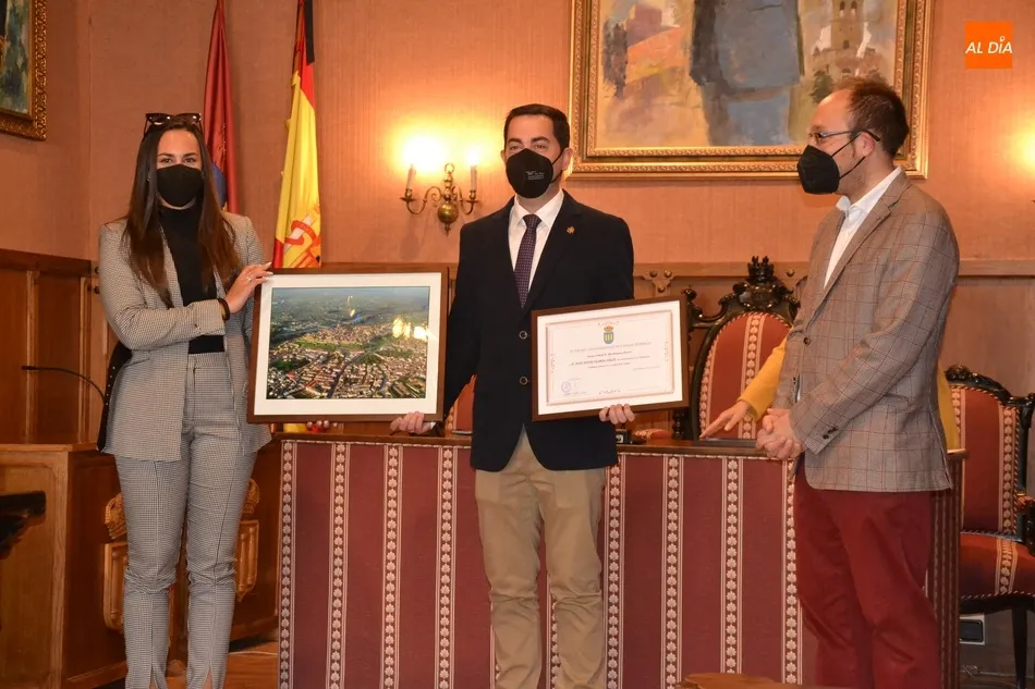 Foto 9 - Jos&eacute; David Flores F&eacute;lix y Jaime Bajo da Costa reciben su t&iacute;tulo de &lsquo;Mirobrigenses Ilustres&rsquo;  