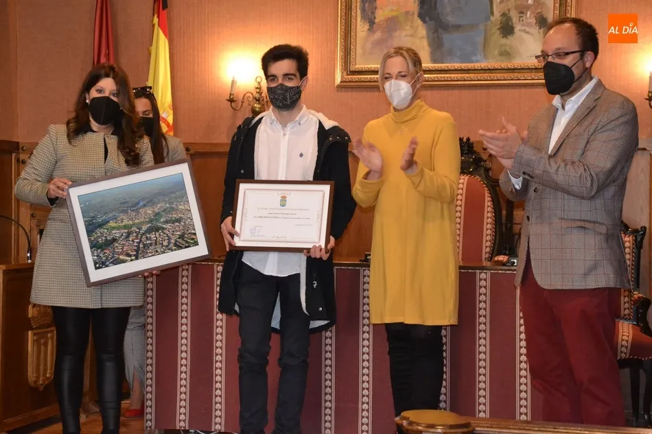 Foto 6 - Jos&eacute; David Flores F&eacute;lix y Jaime Bajo da Costa reciben su t&iacute;tulo de &lsquo;Mirobrigenses Ilustres&rsquo;  