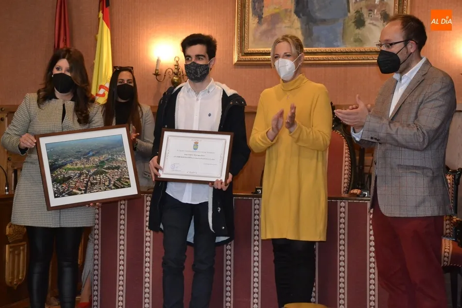 Foto 5 - Jos&eacute; David Flores F&eacute;lix y Jaime Bajo da Costa reciben su t&iacute;tulo de &lsquo;Mirobrigenses Ilustres&rsquo;  