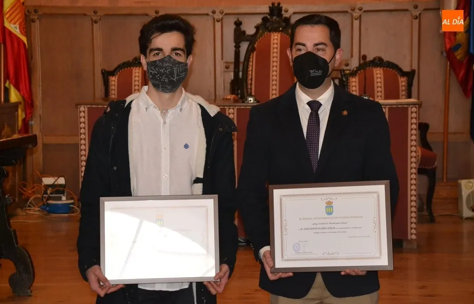 Foto 3 - Jos&eacute; David Flores F&eacute;lix y Jaime Bajo da Costa reciben su t&iacute;tulo de &lsquo;Mirobrigenses Ilustres&rsquo;  