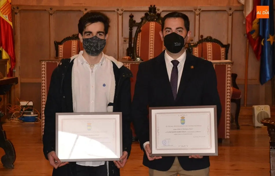 Foto 2 - Jos&eacute; David Flores F&eacute;lix y Jaime Bajo da Costa reciben su t&iacute;tulo de &lsquo;Mirobrigenses Ilustres&rsquo;  