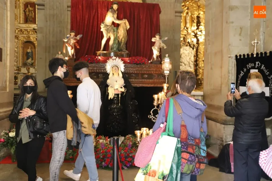 Foto 11 - El Jueves Santo atrae a numerosos turistas y fieles a templos, terrazas y al centro de Salamanca
