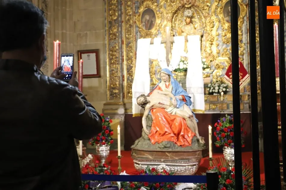 Foto 8 - El Jueves Santo atrae a numerosos turistas y fieles a templos, terrazas y al centro de Salamanca