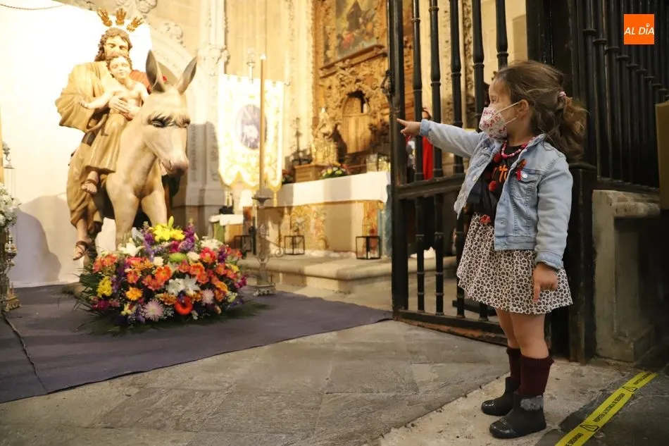 Foto 5 - El Jueves Santo atrae a numerosos turistas y fieles a templos, terrazas y al centro de Salamanca