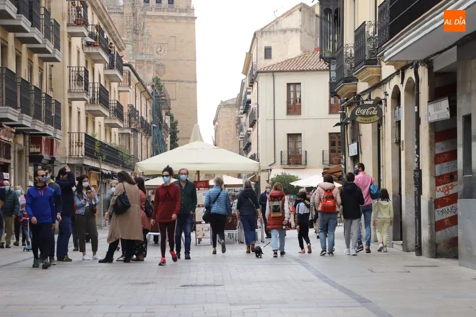Foto 4 - El Jueves Santo atrae a numerosos turistas y fieles a templos, terrazas y al centro de Salamanca