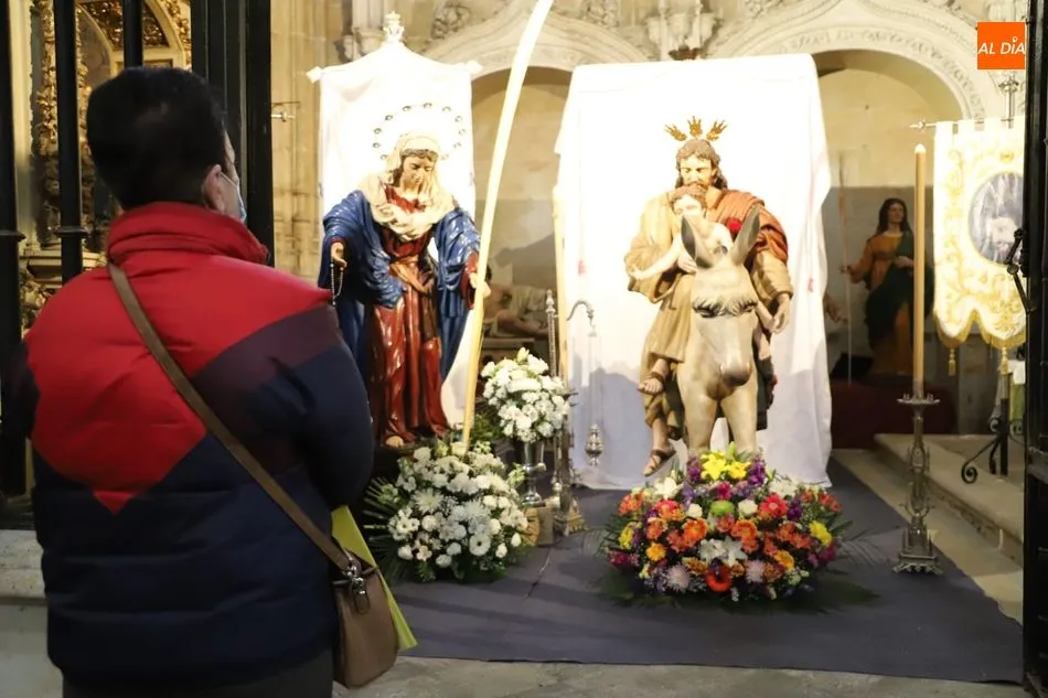 Foto 3 - El Jueves Santo atrae a numerosos turistas y fieles a templos, terrazas y al centro de Salamanca