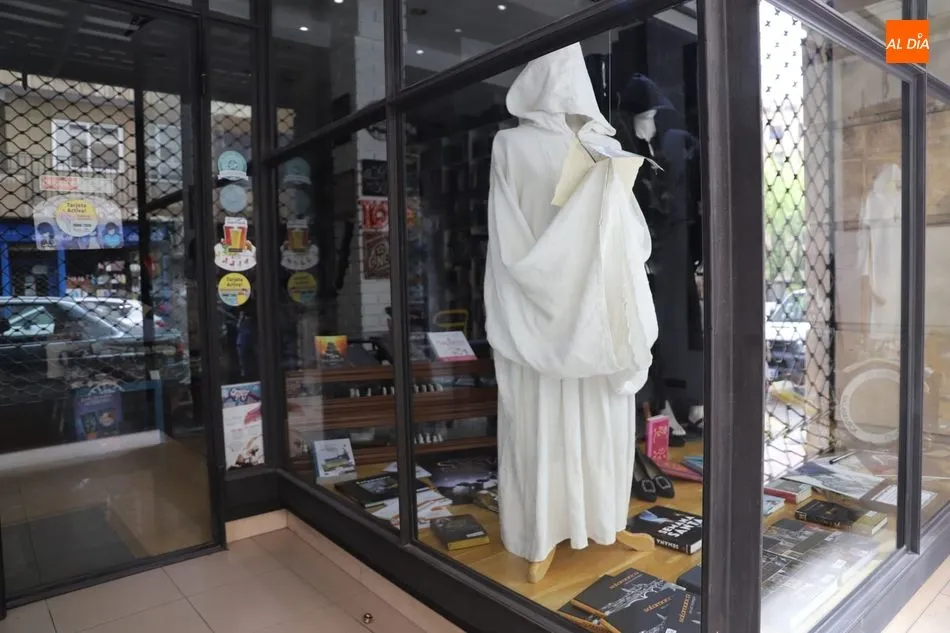 Foto 11 - As&iacute; lucen los escaparates salmantinos que participan en el concurso de Semana Santa