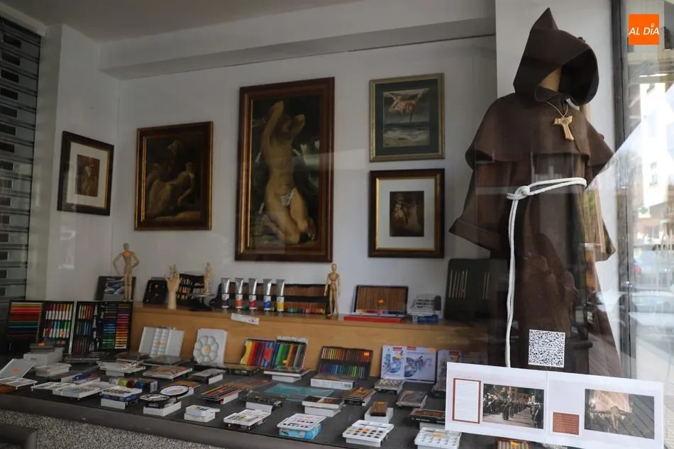 Foto 10 - As&iacute; lucen los escaparates salmantinos que participan en el concurso de Semana Santa