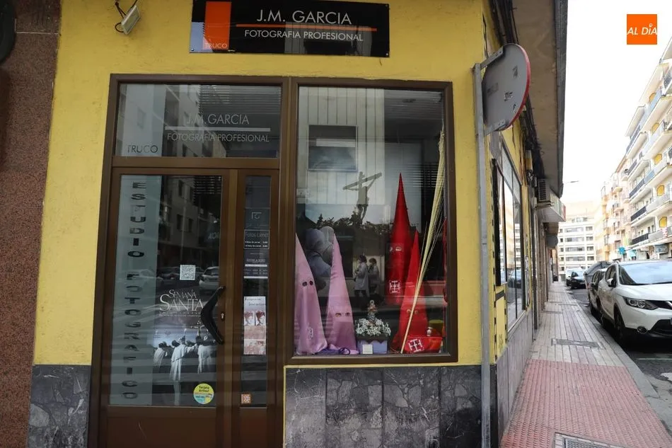 Foto 8 - As&iacute; lucen los escaparates salmantinos que participan en el concurso de Semana Santa