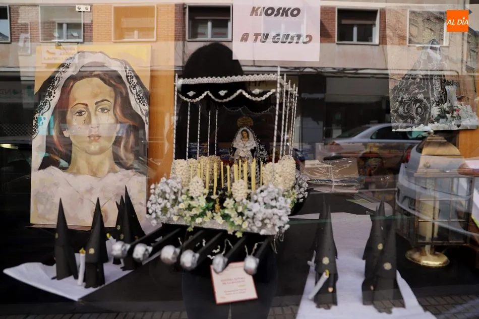 Foto 6 - As&iacute; lucen los escaparates salmantinos que participan en el concurso de Semana Santa