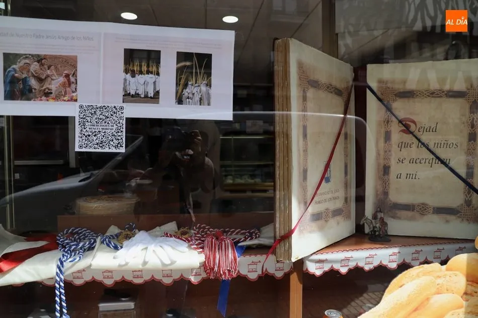Foto 3 - As&iacute; lucen los escaparates salmantinos que participan en el concurso de Semana Santa