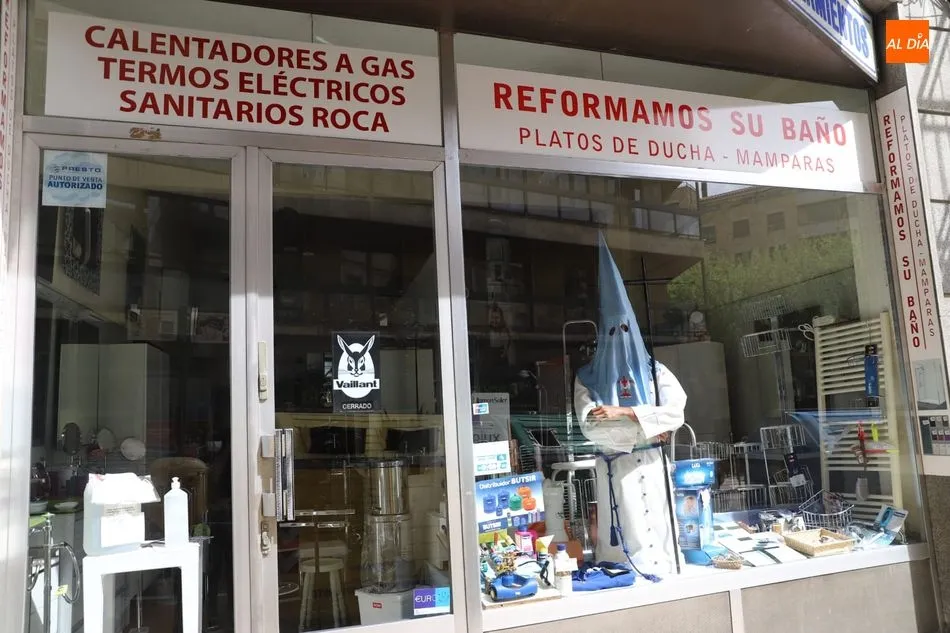Foto 2 - As&iacute; lucen los escaparates salmantinos que participan en el concurso de Semana Santa