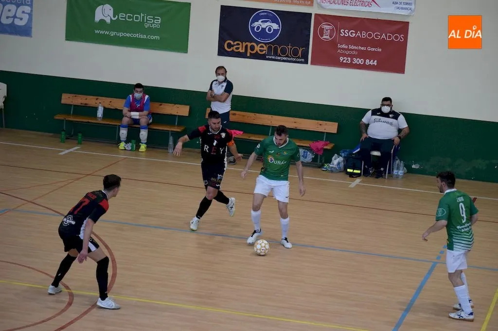 Morales protege el balón ante la presión de un rival / Pedro Zaballos