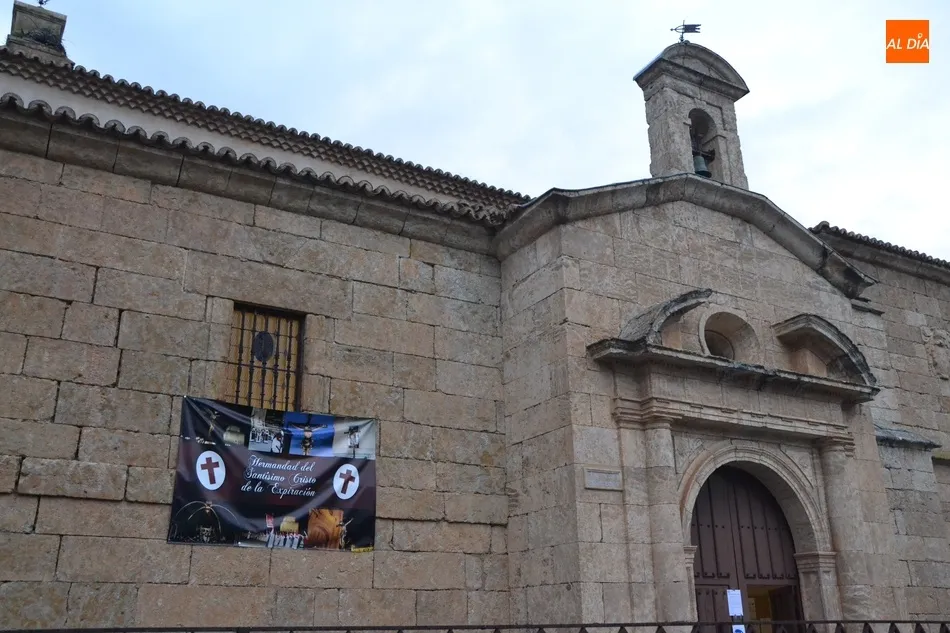 Foto 5 - Hist&oacute;rica y solemne bajada del Cristo del Silencio para estar un poco m&aacute;s cerca de sus fieles  