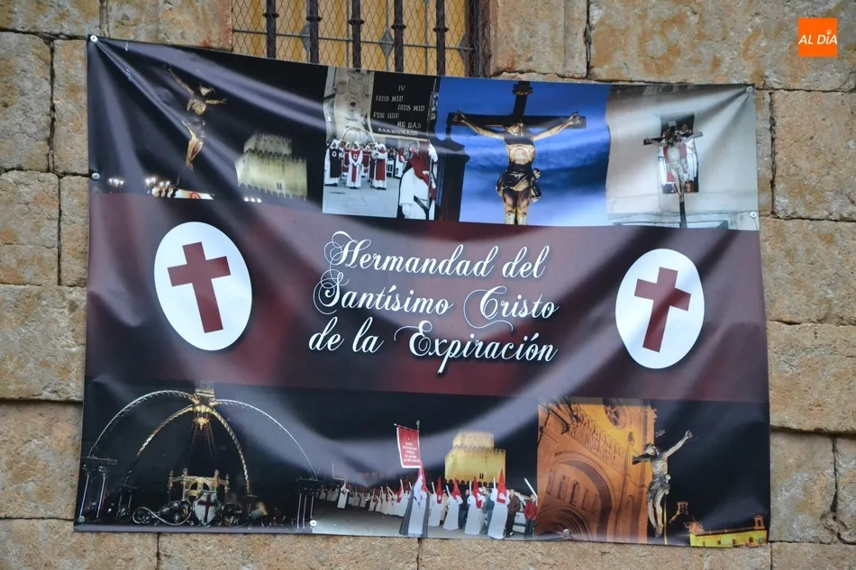 Foto 7 - Hist&oacute;rica y solemne bajada del Cristo del Silencio para estar un poco m&aacute;s cerca de sus fieles  
