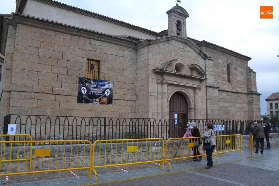 Foto 3 - Hist&oacute;rica y solemne bajada del Cristo del Silencio para estar un poco m&aacute;s cerca de sus fieles  