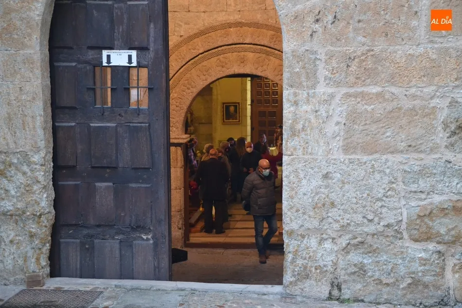 Foto 9 - Hist&oacute;rica y solemne bajada del Cristo del Silencio para estar un poco m&aacute;s cerca de sus fieles  
