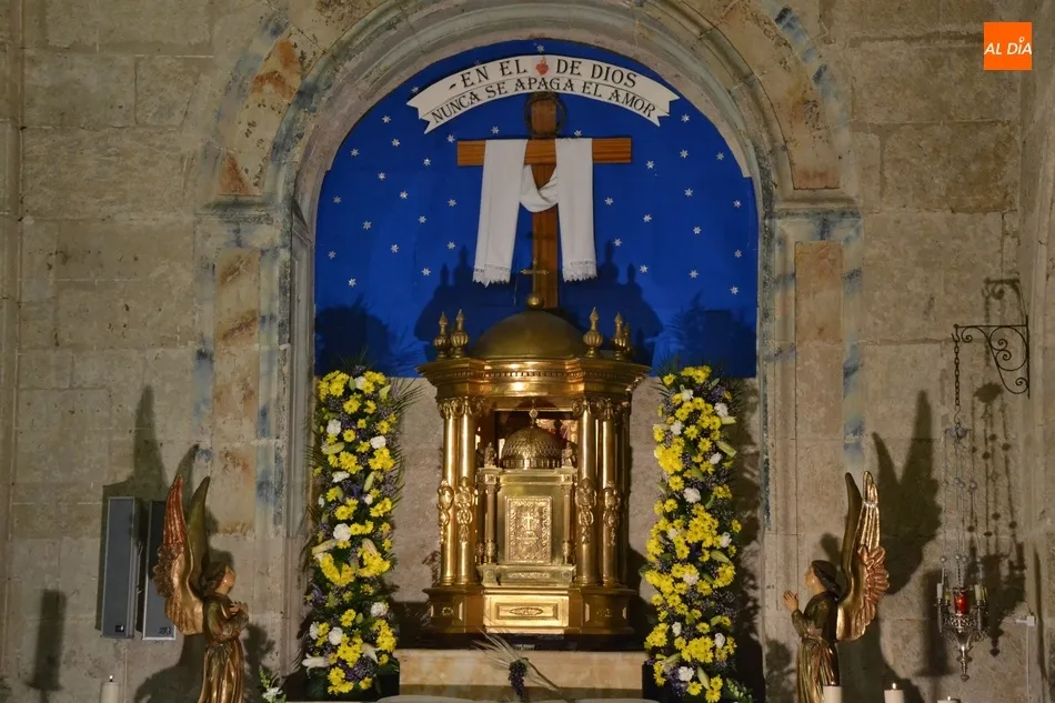 Foto 10 - Los fieles recuperan la tradici&oacute;n de recorrer los Monumentos en la tarde del Jueves Santo  
