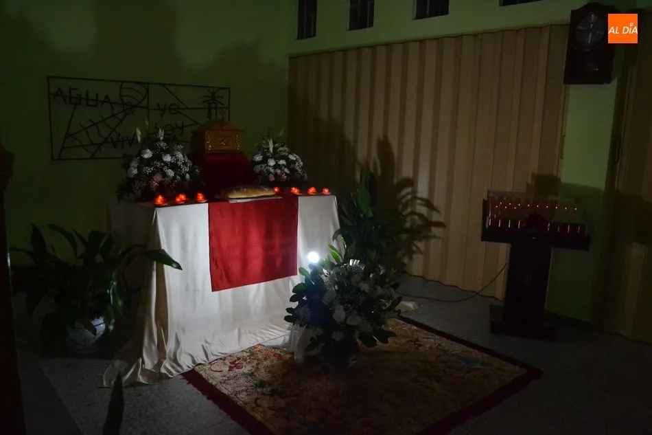 Foto 2 - Los fieles recuperan la tradici&oacute;n de recorrer los Monumentos en la tarde del Jueves Santo  