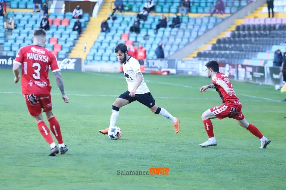 Candelas, justo antes de dar un pase, en el derbi