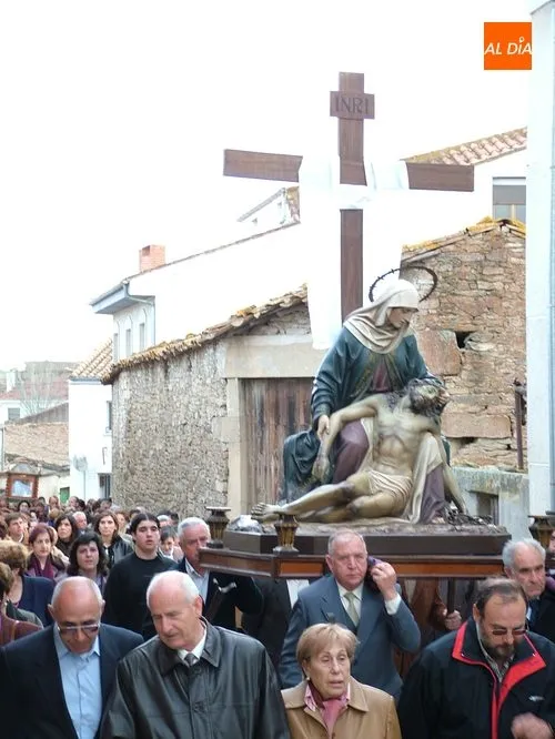 Foto 11 - As&iacute; fue el Descendimiento de Cristo en Lumbrales en 2004  
