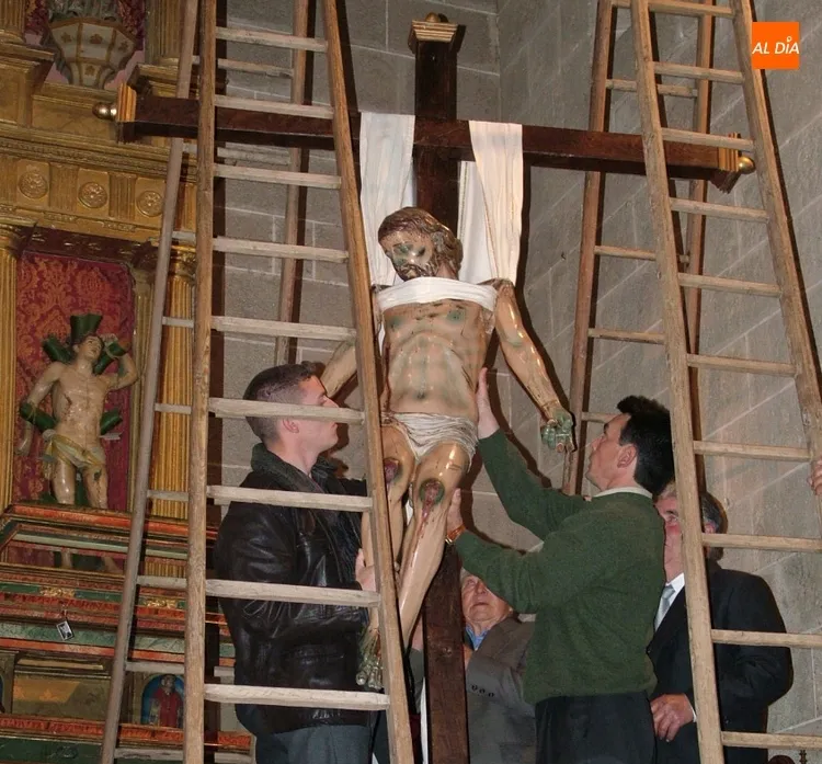 Foto 9 - As&iacute; fue el Descendimiento de Cristo en Lumbrales en 2004  