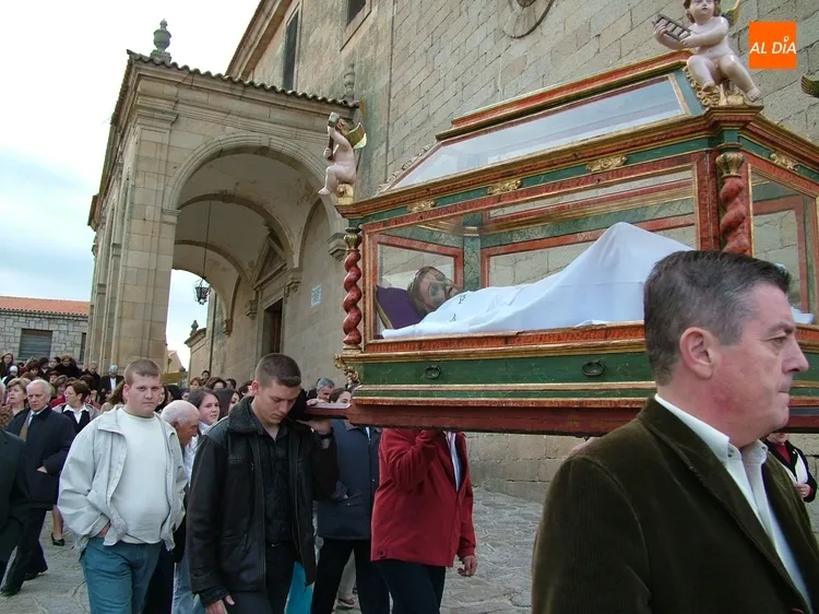 Foto 5 - As&iacute; fue el Descendimiento de Cristo en Lumbrales en 2004  