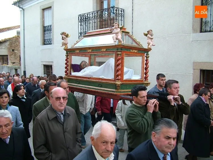Foto 3 - As&iacute; fue el Descendimiento de Cristo en Lumbrales en 2004  