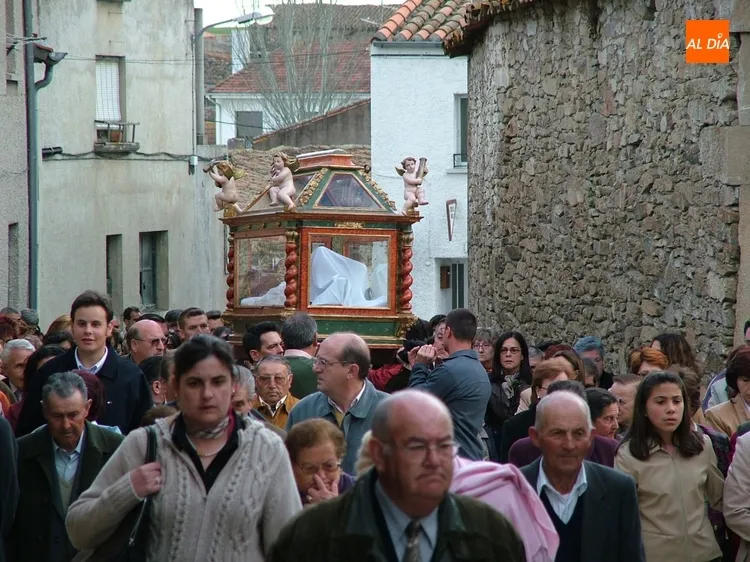 Así fue el Descendimiento de Cristo en Lumbrales en 2004  