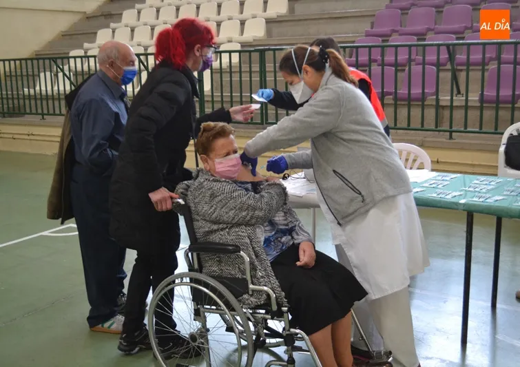 Foto 11 - M&aacute;s de 650 octogenarios de la zona b&aacute;sica de salud de Pe&ntilde;aranda comienzan la recibir la vacuna...