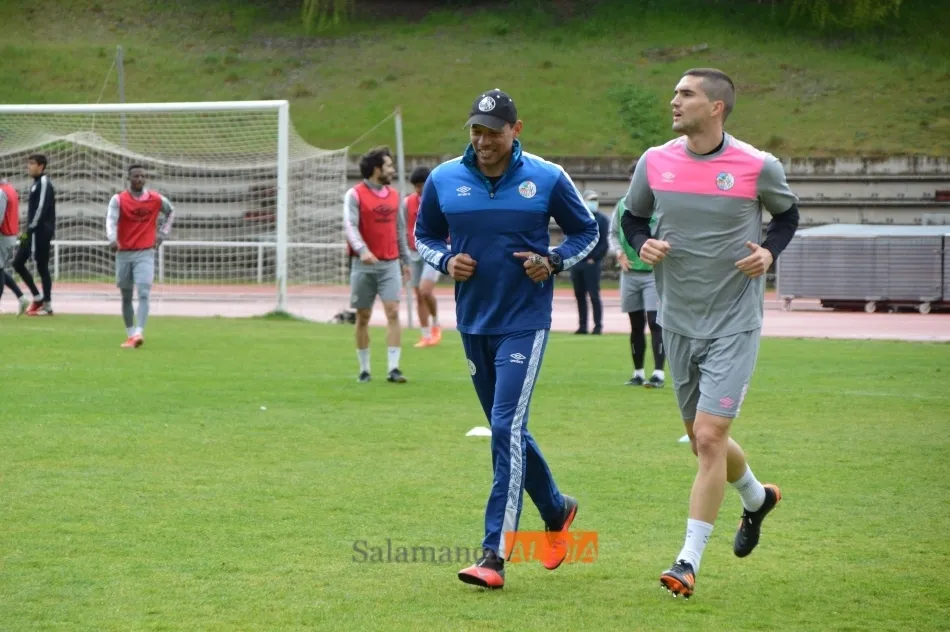 Iván Casado trota por Las Pistas con el Memo Calvillo, preparador físico / Carlos Cuervo