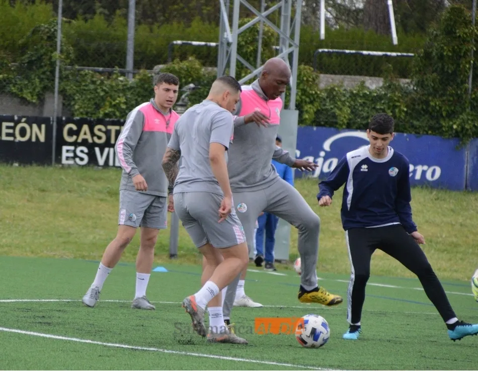 Foto 2 - Sorpresas en el Salamanca: Casado ya toca bal&oacute;n en el campo; Javi Navas mejora del gemelo y...