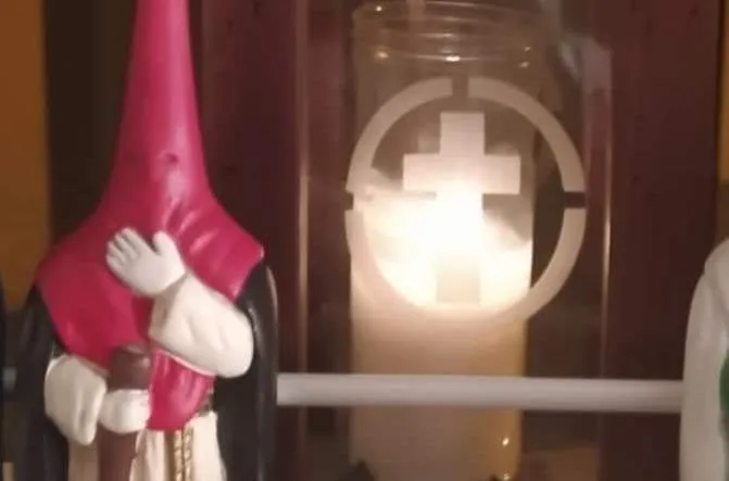 Cofrades del Silencio sacan sus faroles a ventanas y balcones para recordar su procesión  