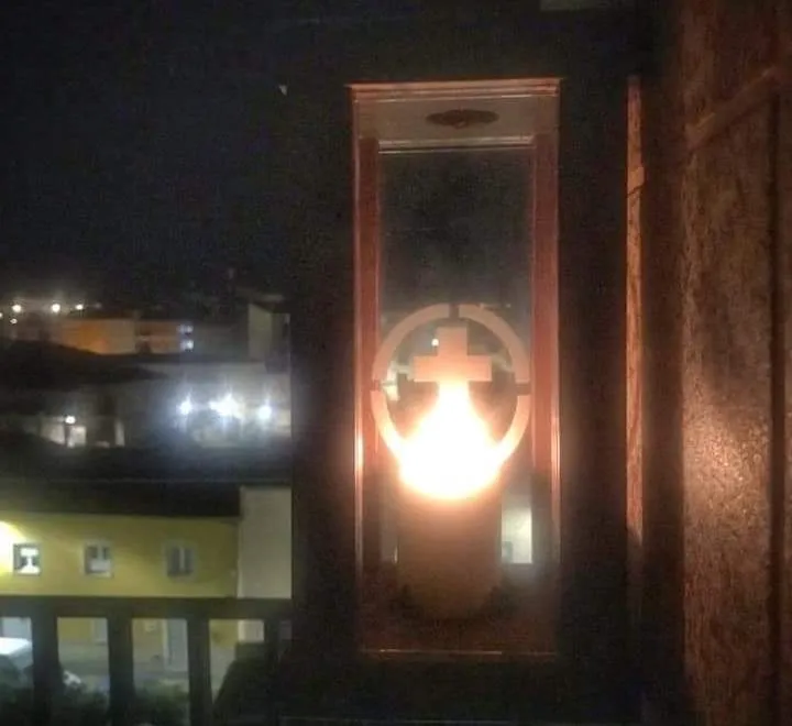 Foto 6 - Cofrades del Silencio sacan sus faroles a ventanas y balcones para recordar su procesi&oacute;n  