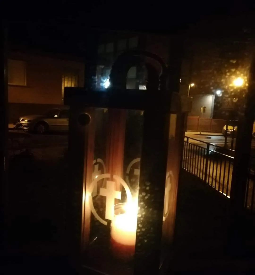 Foto 5 - Cofrades del Silencio sacan sus faroles a ventanas y balcones para recordar su procesi&oacute;n  