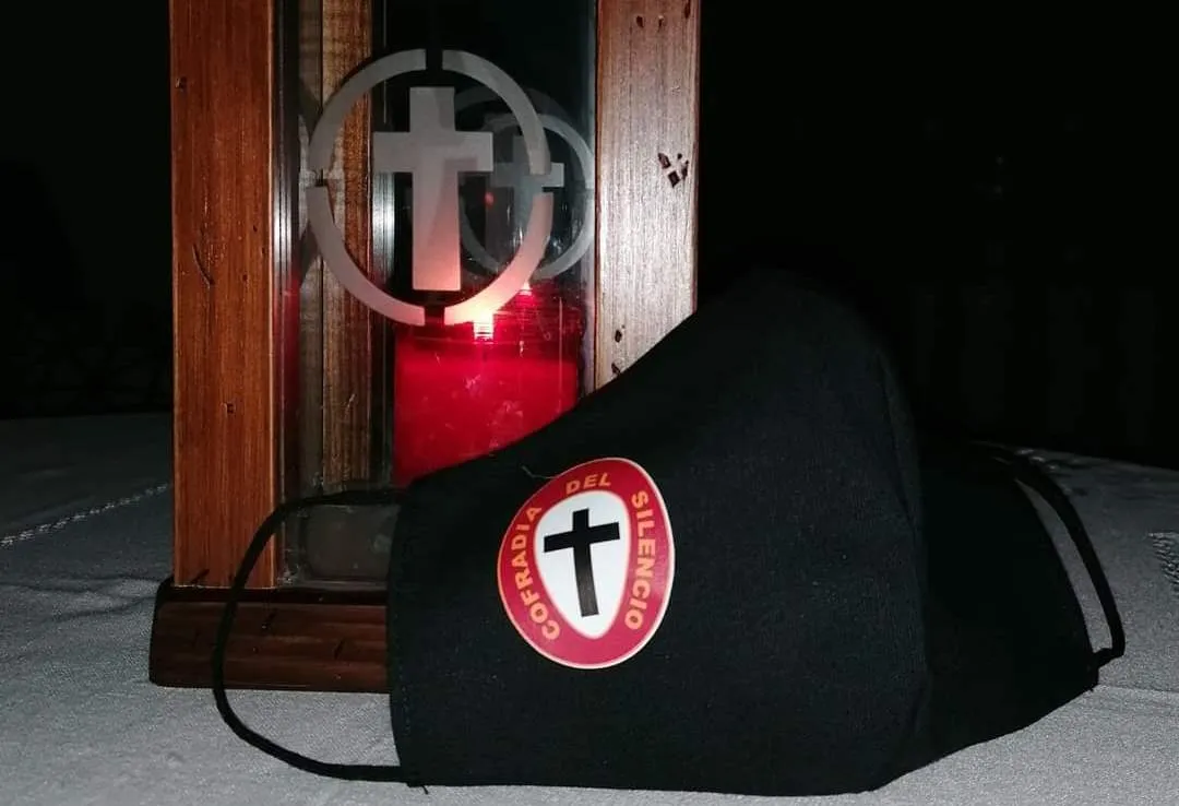 Foto 2 - Cofrades del Silencio sacan sus faroles a ventanas y balcones para recordar su procesi&oacute;n  