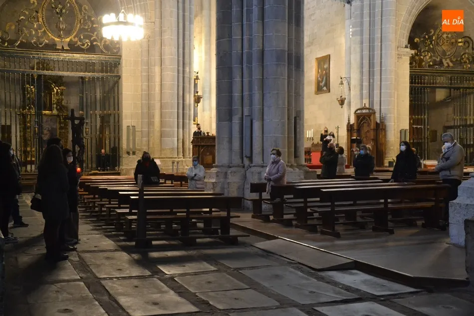 Foto 11 - Buena asistencia al habitual Viacrucis del Viernes Santo en la Catedral de Santa Mar&iacute;a  
