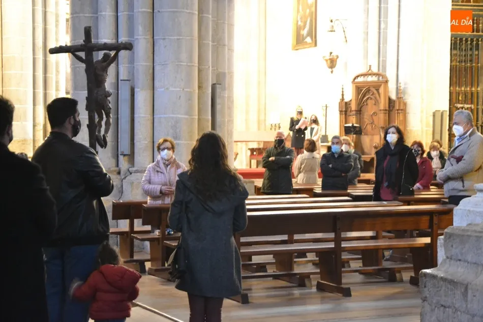 Foto 8 - Buena asistencia al habitual Viacrucis del Viernes Santo en la Catedral de Santa Mar&iacute;a  