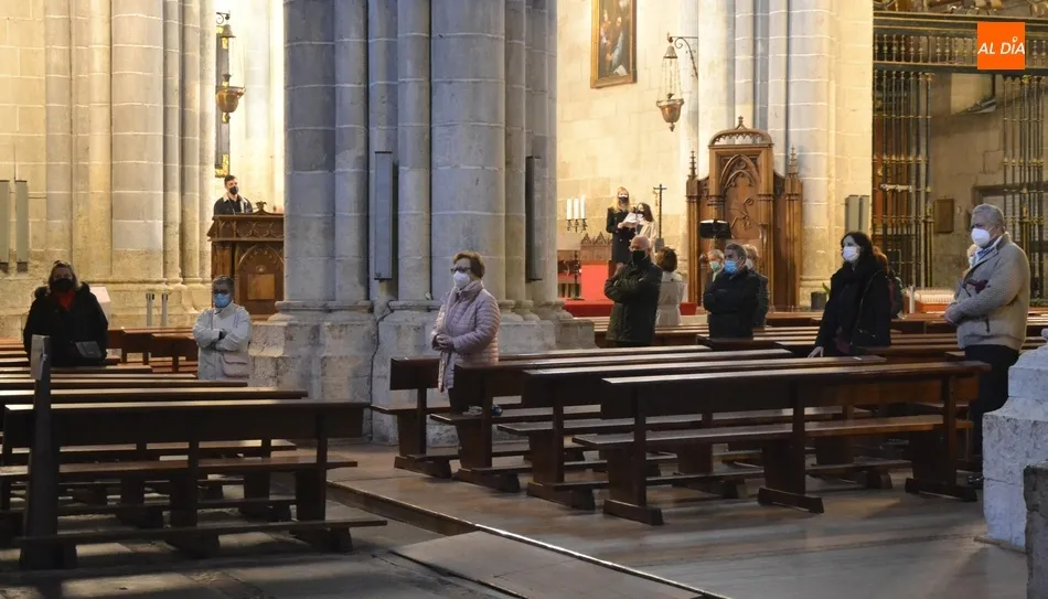 Foto 10 - Buena asistencia al habitual Viacrucis del Viernes Santo en la Catedral de Santa Mar&iacute;a  