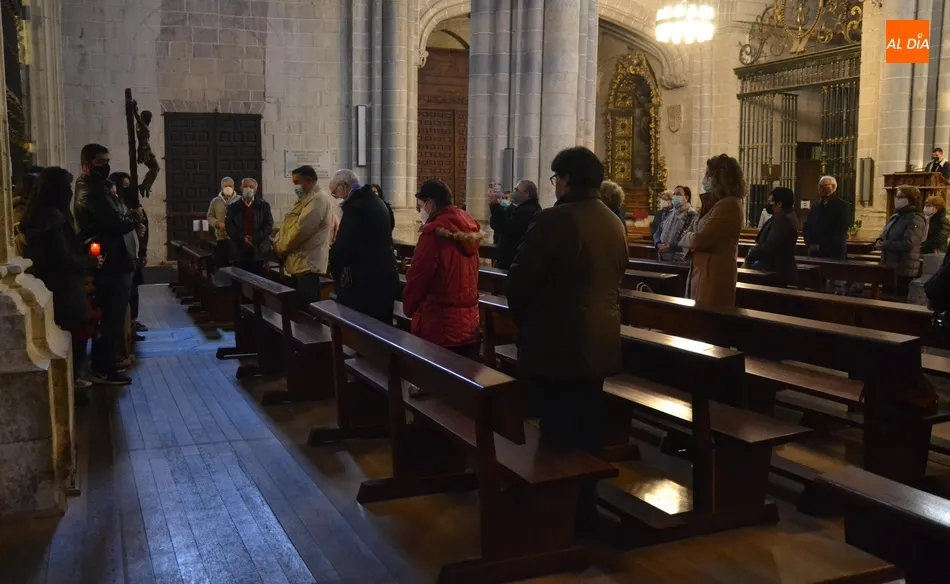 Foto 7 - Buena asistencia al habitual Viacrucis del Viernes Santo en la Catedral de Santa Mar&iacute;a  