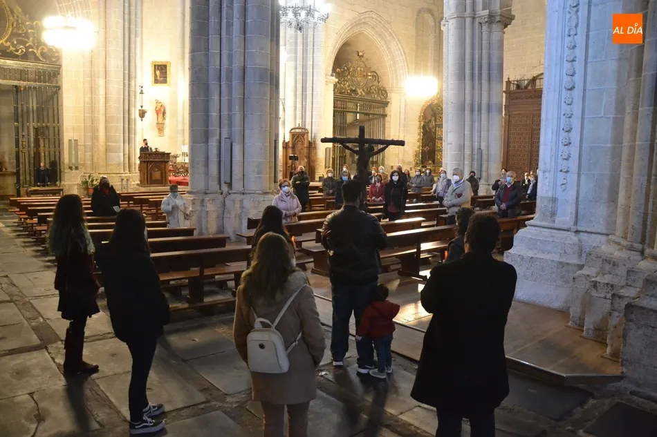 Foto 9 - Buena asistencia al habitual Viacrucis del Viernes Santo en la Catedral de Santa Mar&iacute;a  