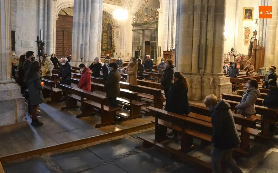 Foto 5 - Buena asistencia al habitual Viacrucis del Viernes Santo en la Catedral de Santa Mar&iacute;a  